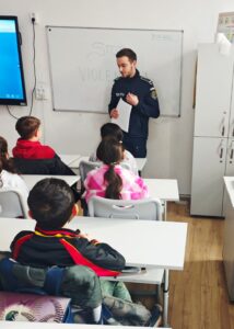 Ziua Internațională pentru Nonviolență în Școală, marcată de polițiștii brașoveni alături de elevi 23 Ziua | MyTex.ro