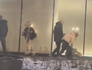 Update. Adolescent bătut de alți tineri, la AFI Brașov / Agresiunea, filmată, ar fi continuat la un alt centru comercial / Poliția a deschis dosar penal 25 Adolescent | MyTex.ro