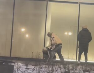 Update. Adolescent bătut de alți tineri, la AFI Brașov / Agresiunea, filmată, ar fi continuat la un alt centru comercial / Poliția a deschis dosar penal 24 Adolescent | MyTex.ro