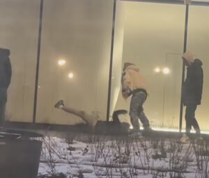 Update. Adolescent bătut de alți tineri, la AFI Brașov / Agresiunea, filmată, ar fi continuat la un alt centru comercial / Poliția a deschis dosar penal 23 Adolescent | MyTex.ro