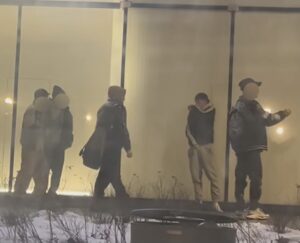 Update. Adolescent bătut de alți tineri, la AFI Brașov / Agresiunea, filmată, ar fi continuat la un alt centru comercial / Poliția a deschis dosar penal 31 Adolescent | MyTex.ro