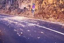 Alunecare de teren spre Cetatea Braşovului. Drum afectat după ploaie 10 DSU | MyTex.ro