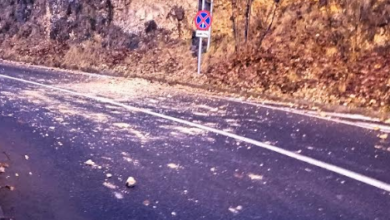 Alunecare de teren spre Cetatea Braşovului. Drum afectat după ploaie 7 Accident | MyTex.ro