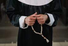 O femeie a pierdut aproape 90.000 de euro, convinsă că o „măicuță” îi va salva căsnicia 3 Frații britanici Tate au fost arestați | MyTex.ro