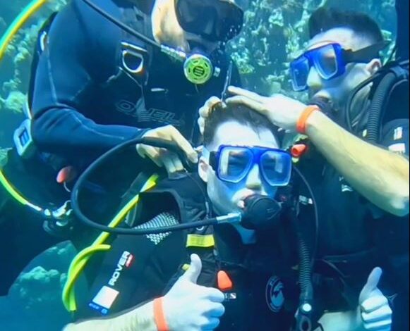 Un brașovean a scris istorie în Marea Roșie! Marius Ionuț, trainerul care a dus frizeria la -10 metri adâncime: „Pasiunea nu are limite” 3 Brașov | MyTex.ro