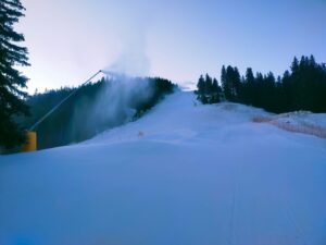 Se produce zăpadă artificială pe mai multe pârtii din Masivul Postăvarul 17 Zăpadă | MyTex.ro