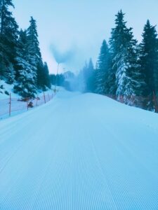 Se produce zăpadă artificială pe mai multe pârtii din Masivul Postăvarul 14 Zăpadă | MyTex.ro