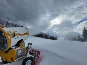 Se produce zăpadă artificială pe mai multe pârtii din Masivul Postăvarul 16 Zăpadă | MyTex.ro