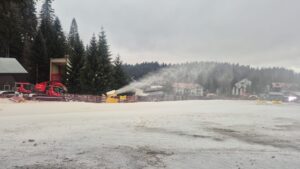 Se produce zăpadă artificială pe pârtiile din Postăvarul 11 Zăpadă | MyTex.ro