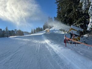 Se produce zăpadă artificială pe pârtiile din Postăvarul 10 Zăpadă | MyTex.ro