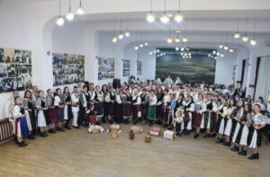 200 de oameni au petrecut ca odinioară: „Bal cu coșul” a readus farmecul tradițiilor în Țara Făgărașului 12 Bal | MyTex.ro