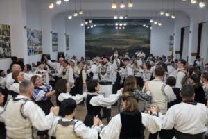 200 de oameni au petrecut ca odinioară: „Bal cu coșul” a readus farmecul tradițiilor în Țara Făgărașului 11 Bal | MyTex.ro