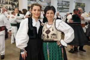 200 de oameni au petrecut ca odinioară: „Bal cu coșul” a readus farmecul tradițiilor în Țara Făgărașului 13 Bal | MyTex.ro