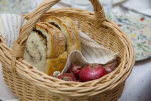 200 de oameni au petrecut ca odinioară: „Bal cu coșul” a readus farmecul tradițiilor în Țara Făgărașului 14 Bal | MyTex.ro