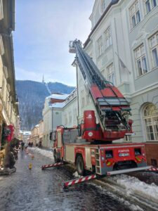 Intervenție a pompierilor în centrul Brașovului: pericol după ninsori 7 Intervenție | MyTex.ro