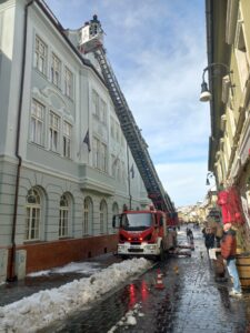 Intervenție a pompierilor în centrul Brașovului: pericol după ninsori 8 Intervenție | MyTex.ro