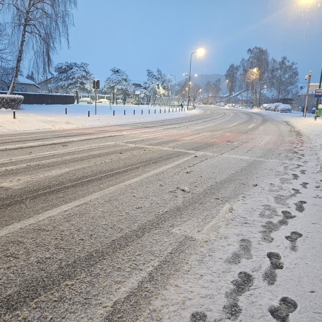 Brașovul alb: Peste 30 cm de zăpadă în Poiană! Armata de utilaje a intrat între blocuri - Unde poți suna dacă strada ta e blocată 7 Brașov | MyTex.ro