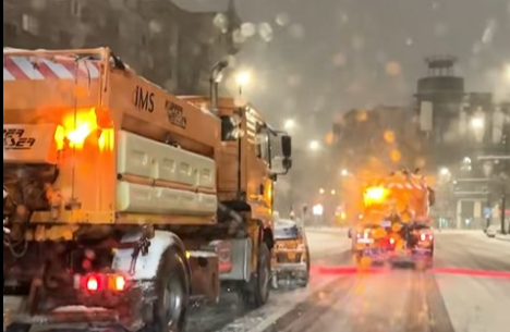 Brașovul alb: Peste 30 cm de zăpadă în Poiană! Armata de utilaje a intrat între blocuri - Unde poți suna dacă strada ta e blocată 5 Brașov | MyTex.ro