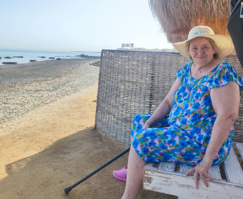 Lecție de curaj la 82 de ani: O bunicuță a lăsat frigul României pentru soarele din Egipt. „Nu contează unde mor, contează cu cine trăiesc!” 3 Egipt | MyTex.ro