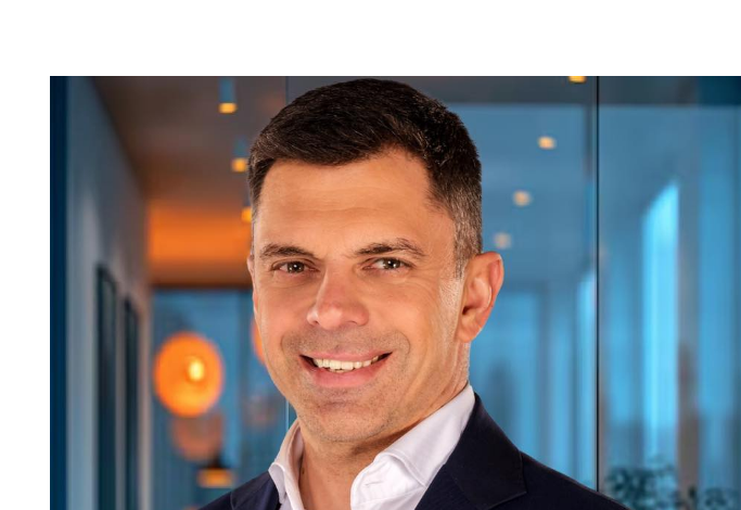 „Efect de bumerang” pentru Carol Eduard Novák: Peste 1.000 de brașoveni și fani ai sportului îl taxează dur pe fostul ministru după atacul la Julia Sauter 3 Novak | MyTex.ro