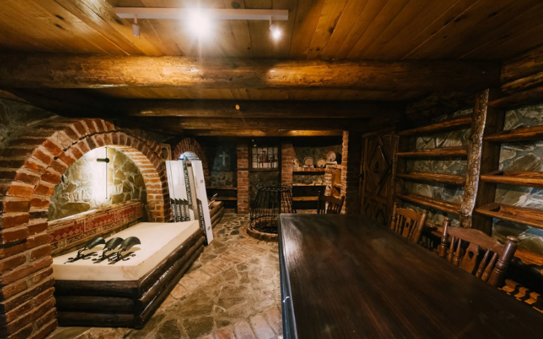 Exotic la doar 111 km de Brașov: Conacul cu palmieri și cramă veche, scos la vânzare. Cum arată „raiul” ascuns din Dealul Mare 10 Braşov | MyTex.ro