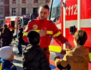 Ziua Protecției Civile, marcată în centrul Brașovului prin expoziție de tehnică și discuții cu oamenii (foto) 21 Brașov | MyTex.ro