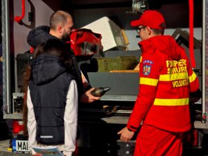 Ziua Protecției Civile, marcată în centrul Brașovului prin expoziție de tehnică și discuții cu oamenii (foto) 25 Brașov | MyTex.ro
