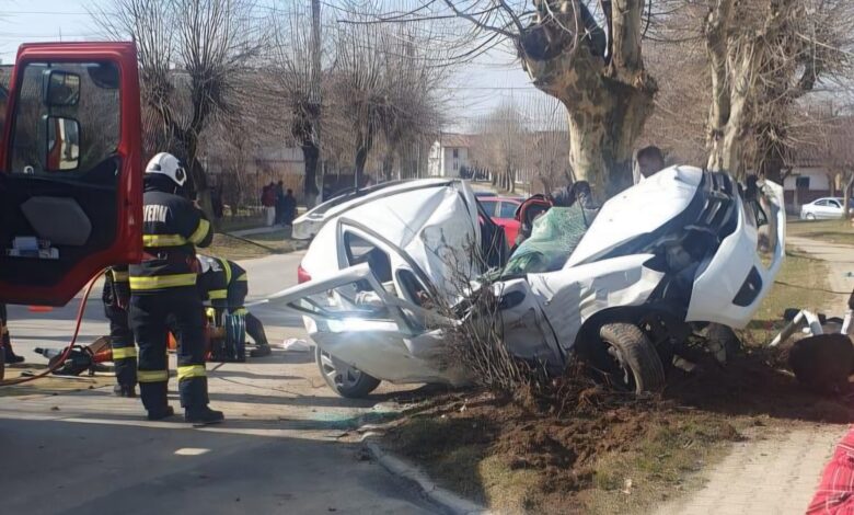 Update. Tânărul de 18 ani care și-a pierdut viața după ce a intrat cu mașina într-un copac, în județul Brașov, nu avea permis de conducere. O fată de 13 ani este în stare critică 3 Tânărul | MyTex.ro