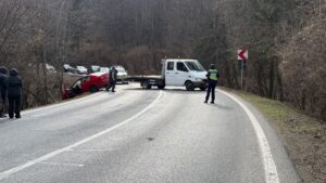 ULTIMA ORĂ: Autoturism ieșit în decor pe Drumul Poienii (foto - video) 8 Drumul Poienii | MyTex.ro