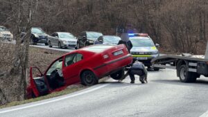 ULTIMA ORĂ: Autoturism ieșit în decor pe Drumul Poienii (foto - video) 7 Drumul Poienii | MyTex.ro