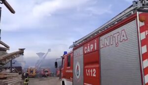 Incendiu la o hală de prelucrare a lemnului din județul Harghita: focul a distrus 350 mp din acoperiș 5 Incendiu | MyTex.ro