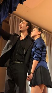 Doi liceeni din Brașov aduc pe scenă propria piesă, „Rămâne între noi”, la Centrul Cultural Reduta 15 Brașov | MyTex.ro