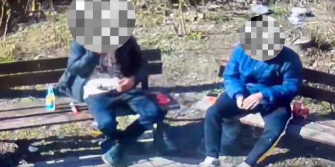 Surprinse de camere în Râșnov: Două persoane, amendate după ce au aruncat gunoiul lângă coș (video) 3 Râșnov | MyTex.ro