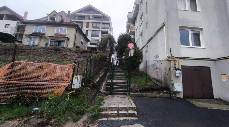 Cetățuia Brașovului, „sechestrată” de proprietari privați? Calea principală de acces pietonal, blocată cu poartă și lacăt! 3 Braşov | MyTex.ro