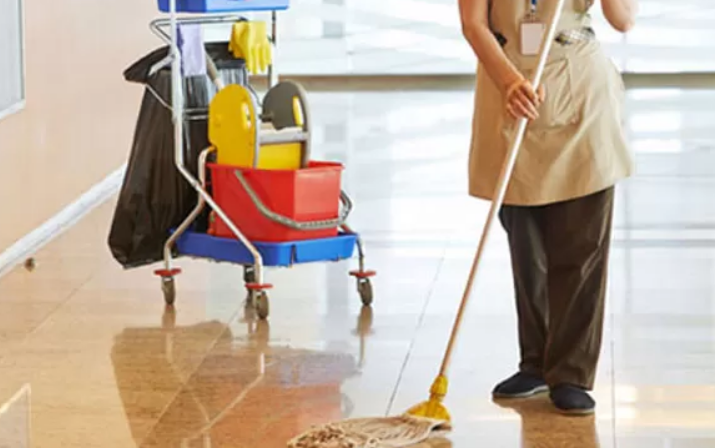 Criza de personal în școlile din Brașov: După ideea cu paza externalizată, urmează firmele de curățenie? Pericol de igienă și supraveghere sub „Directiva Bolojan” 3 Braşov | MyTex.ro