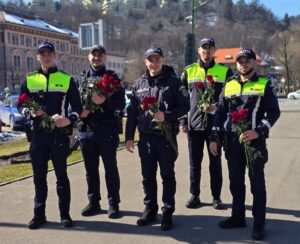 Mărțișoare și flori oferite de polițiști, de 1 Martie, în Brașov 14 mărțișoare | MyTex.ro
