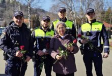 Mărțișoare și flori oferite de polițiști, de 1 Martie, în Brașov 5 | MyTex.ro