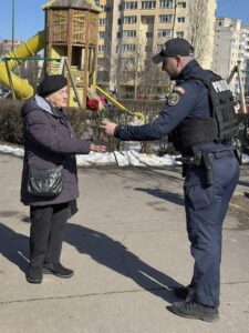 Mărțișoare și flori oferite de polițiști, de 1 Martie, în Brașov 15 mărțișoare | MyTex.ro