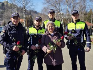 Mărțișoare și flori oferite de polițiști, de 1 Martie, în Brașov 13 mărțișoare | MyTex.ro