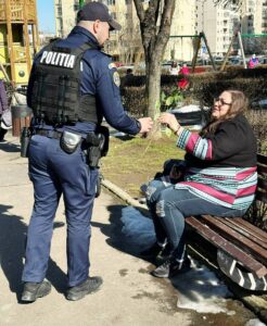 Mărțișoare și flori oferite de polițiști, de 1 Martie, în Brașov 17 mărțișoare | MyTex.ro