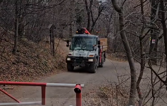 Rezervația Tâmpa, transformată în bulevard privat? Cine a dat „cheia de la barieră” mașinilor care sfidează muntele și legea 3 Tâmpa | MyTex.ro