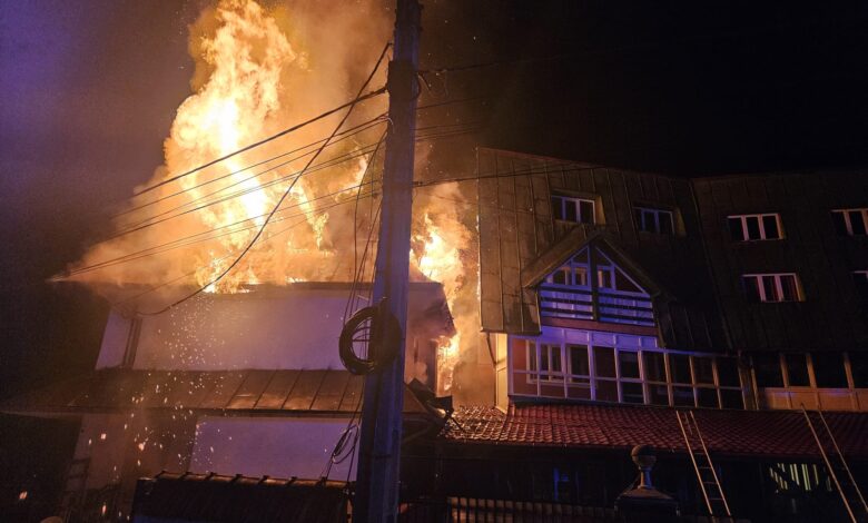 Ultima oră. Incendiu puternic la o cabană de pe Valea Râșnoavei! Intervin multiple echipaje ISU Brașov 3 Incendiu | MyTex.ro