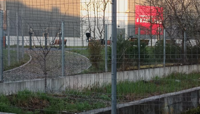 Lacăt pe relaxare: De ce stă sub cheie parcul de pe strada Enupărului? Brașovenii cer explicații! 3 Brașov | MyTex.ro