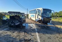 Accident între un autoturism și un autocar, pe DN 67 5 Olandez | MyTex.ro