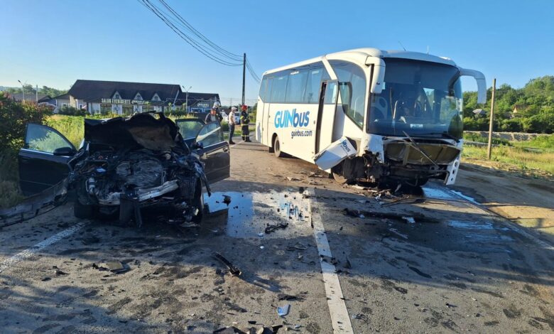Accident între un autoturism și un autocar, pe DN 67 3 Accident | MyTex.ro