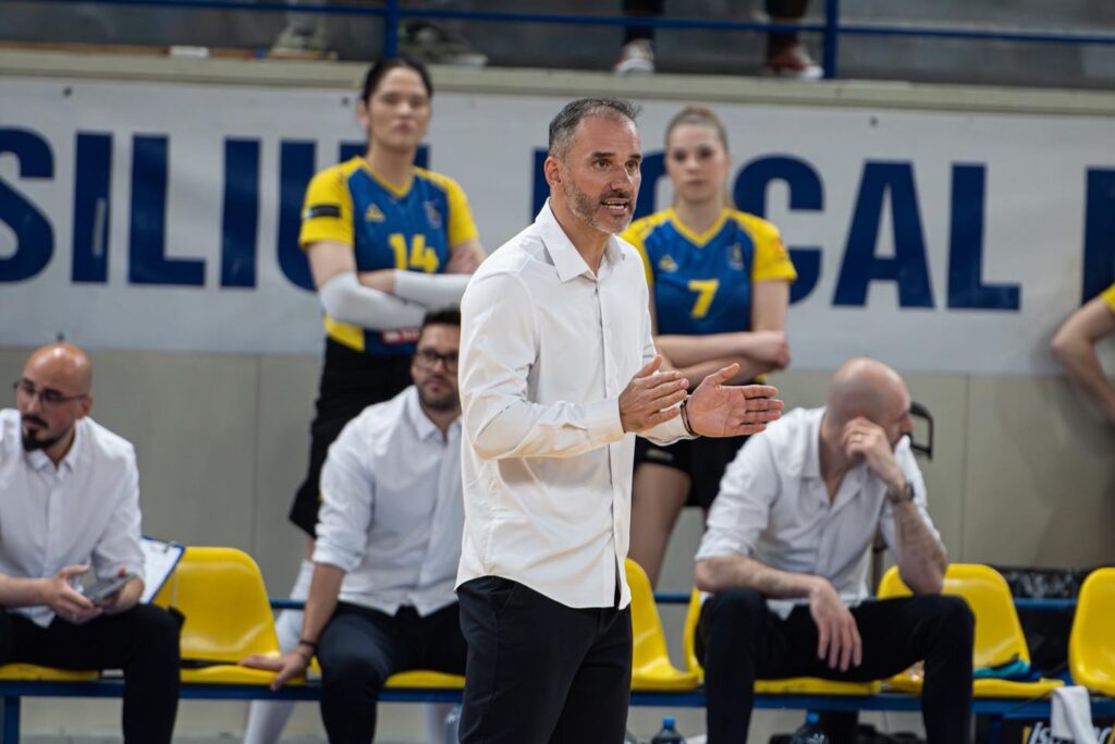 Corona Brașov a anunţat antrenorul echipei de volei feminin 6 Corona Brașov | MyTex.ro