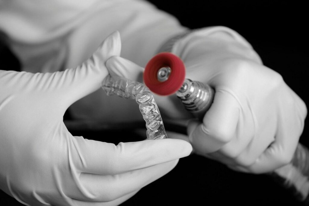 Aparatul dentar Invisalign: confort, estetică și eficiență într-un singur tratament ortodontic 7 | MyTex.ro