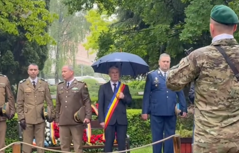 Ziua Eroilor, în haine de sărbătoare la Brașov. Primarul George Scripcaru: „Indiferent de vreme, trebuie să cinstim eroii neamului!” 3 Braşov | MyTex.ro