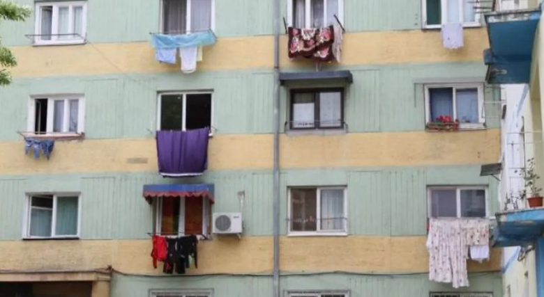 Adio, haine „la uscat” pe fațadele blocurilor?! Coșmarul gospodinelor din România ar putea deveni realitate și la Brașov! Regulile stricte care lasă balcoanele fără sârme 3 Braşov | MyTex.ro