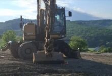 Imagini de la tragedia din județul Brașov: candele aprinse lângă utilajul implicat în explozie 5 Săcele | MyTex.ro